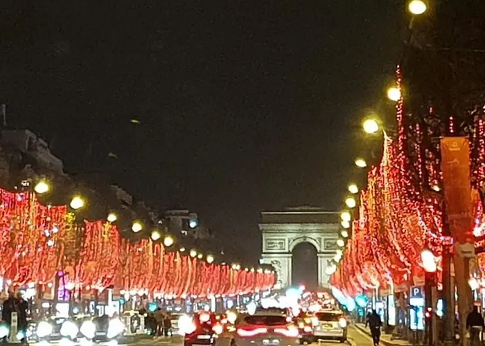 Au Pied De La Tour Eiffel Trocadero