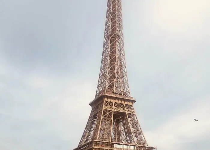 Au Pied De La Tour Eiffel Trocadero